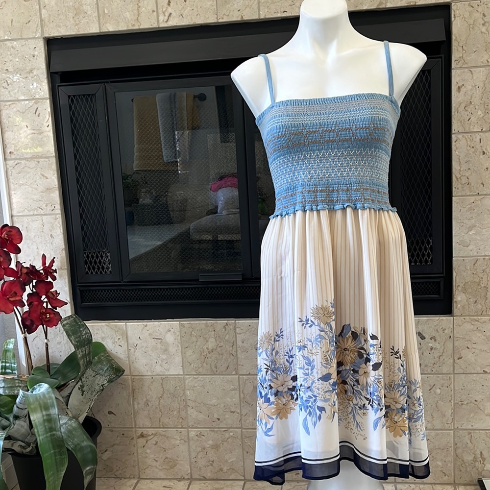 Hinge Designed in Seattle Women’s Casual Smocked Upper Floral Dress Size S